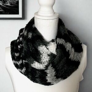 NWOT Rikka Women Boho Knit Infiniti Scarf One Size Black Gray White Fall‎